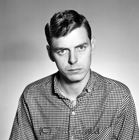 Bertil Pettersson Kindavägen 16 Kisa
raja
Man klädd i smårutig skjorta  

Nyckelord: Pettersson Kisa