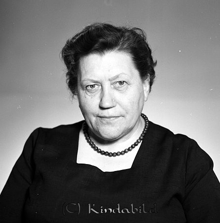 Elsa Lundqvist Stora Torget 6 Kisa
raja
Kvinna klädd i mörk klänning och ett halsband runt halsen

Nyckelord: Lundqvist Kisa