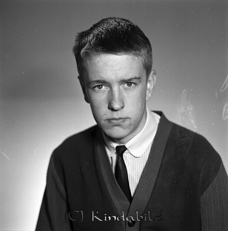 Karl-Jan Karlsson Valla Kättilstad
raja
Man klädd i skjorta slips och tröja

raja
Karl-Jan tog sig namnet Kälevall.
Son till Anna Linnéa och Nils Harald Karlsson Vallhem Valla Kättilstad.
Källa: Folkräkning 1970 
Källa: Gerd Pettersson


Nyckelord: Karlsson Kättilstad