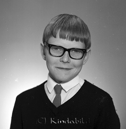 Andreas Harling Enebygatan 2 Kisa
raja
Man klädd i skjorta slips och tröja

Nyckelord: Harling Kisa