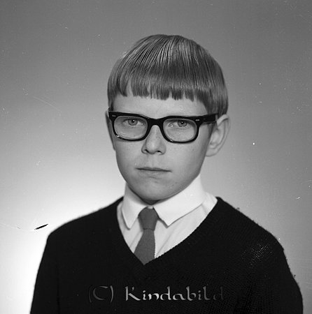 Andreas Harling Enebygatan 2 Kisa
raja
Man klädd i skjorta slips och tröja

Nyckelord: Harling Kisa