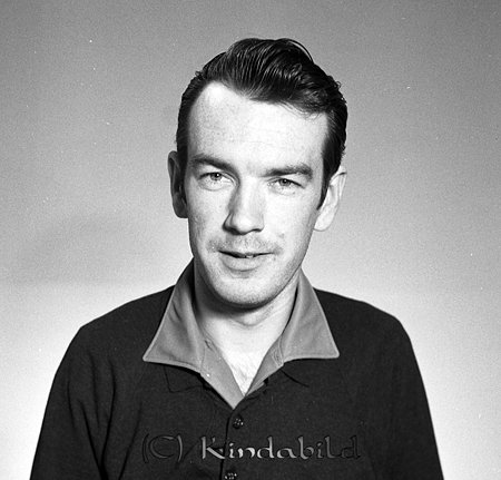 Klas-Göran Roth Stenstorp Rimforsa
raja
Man klädd i skjorta och tröja

raja
Klas-Göran född 1942, son till Gunni Hansson,
 Gunni gifte sig med Olle Hansson, Stenstorp Oppeby.
 Olle Hansson, hans fosterfar blev ihjälslagen av ett träd vid skogsarbete.
 Klas-Göran var ogift och dog 2000 i Stenstorp.
 Källa: Studiegruppen hembygdsgården 
Nyckelord: Roth Rimforsa