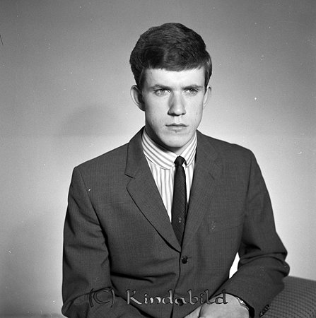 Stig Rulander Box 798 Kisa
raja
Man klädd i skjorta slips och kavaj

raja
Stig Rulander född 1947 i Västra Eneby. 
Källa: Gerd Pettersson

Nyckelord: Rulander Kisa