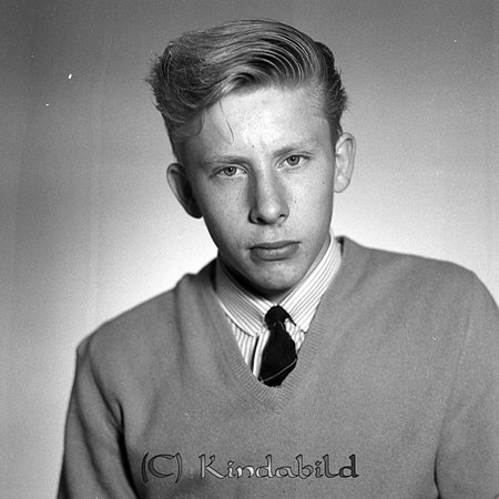 Lars Wiström Ryda Björkfors
raja
Man klädd i skjorta slips och tröja

raja
Lars-Göran Wiström född 1947. 
Gifte sig med Vivi från Lofta.
Källa: Folkräkning 1970 
Källa: Gerd Pettersson


Nyckelord: Wiström Björkfors