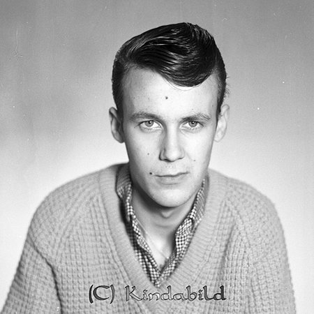 Kjell Brendmo Forså
raja
Man klädd i rutig skjorta och tröja

raja
Kjell Brendmo född 1945 i Stockholm.
Han var gift med Lena född Andersson Horn. 
Källa: Gerd Pettersson

Nyckelord: Brendmo Forså