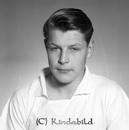 Kaj Struve Kisa
raja
Man klädd i ljus tröja

Nyckelord: Struve Kisa