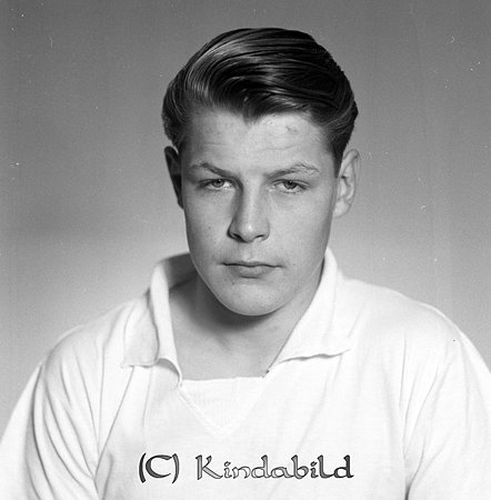 Kaj Struve Kisa
raja
Man klädd i ljus tröja

Nyckelord: Struve Kisa
