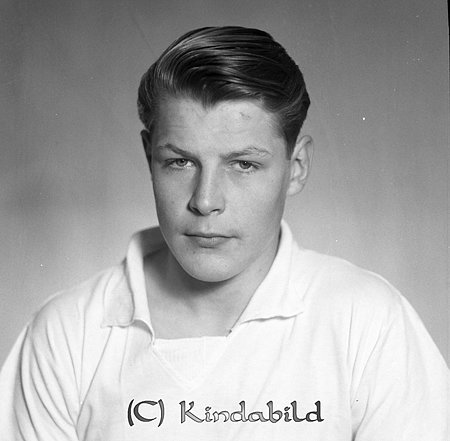 Kaj Struve Kisa
raja
Man klädd i ljus tröja

Nyckelord: Struve Kisa