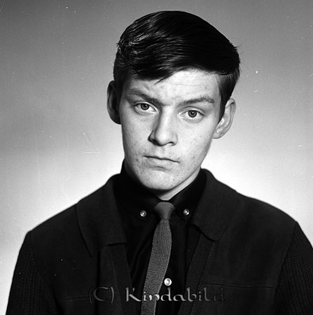 Göran Samuelsson Gamlegårdsgatan 19 Kisa
raja
Man klädd i skjorta slips och kavaj

raja
Göran Samuelsson född 1947, son till Harry och Daga Samuelsson.
 Familjen bodde på Gammelgårdsgatan i Kisa.
 Göran har en bror Lennart gift med en dotter till Gösta Kindesjö.
 Källa: Studiegruppen hembygdsgården 
Nyckelord: Samuelsson Kisa