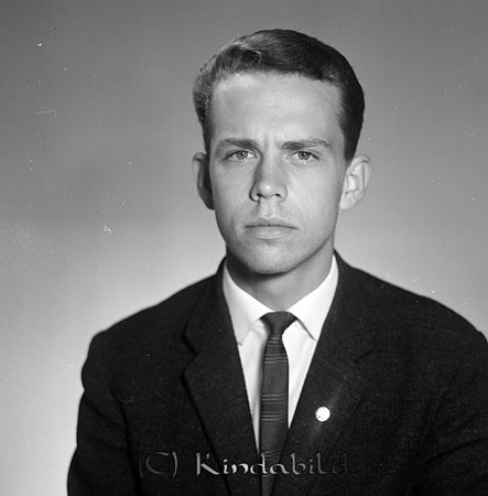 Göran Melkersson Ramshult Kisa
raja
Man klädd i skjorta slips och kavaj

raja
Son till Greta och Helmer Melkersson, bror till Hans. Bor med sin fru på gården Ramshult som släkten innehaft sedan 1600-talet. 
Källa: mayca

Nyckelord: Melkersson Kisa