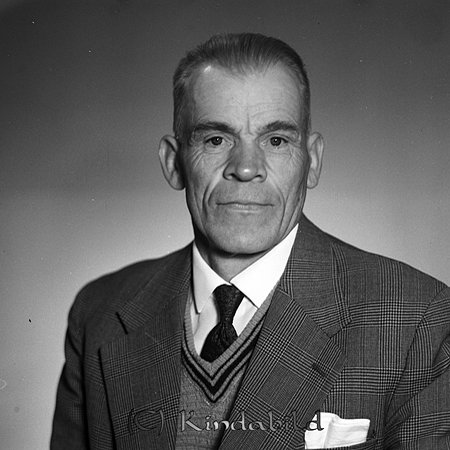 Tore Gustavsson Kärra Björkfors
raja
Man klädd i skjorta slips och kavaj

raja
Frun hette Mary. Barn; Åke, Agneta, Marita, Anders, Stefan och Katarina. De flyttade till Sörängen Kisa infarten från norr.
 Källa: Studiegruppen hembygdsgården 
Nyckelord: Gustavsson Björkfors