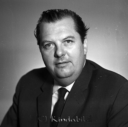 Herbert Struve Kisa
raja
Man klädd i skjorta slips och kavaj

Nyckelord: Struve Kisa