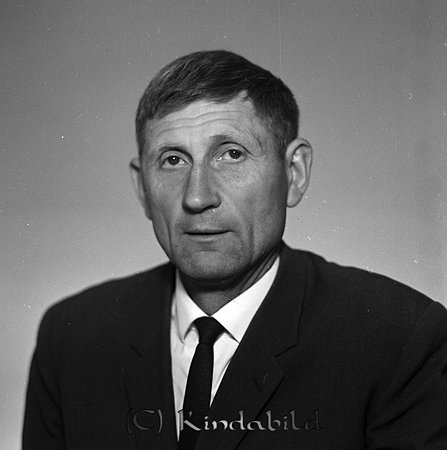 Sixten Johansson Österbymo
raja
Man klädd i skjorta slips och kavaj

Nyckelord: Johansson Österbymo
