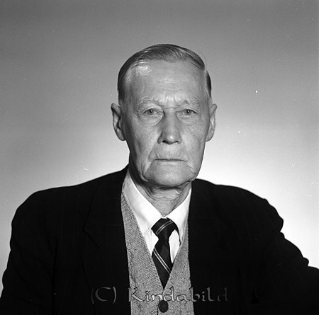 Herman Karlsson Kisa
gepe
Äldre man klädd i mörk kavaj, grå väst, vit skjorta och slips.

raja
Herman Karlsson hyrde av Träff i Sjögård.
 Han arbetade bl a i Brokullens såg och körde en ångmaskin.
 Källa: Studiegruppen hembygdsgården 
Nyckelord: Herman Karlsson Kisa