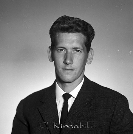 Harry Karlsson Ulrikagatan 24 Kisa
raja
Man klädd i skjorta slips och kavaj

raja
Harry Karlsson född 1939 i Horn.
 Syskon: Margit, Einar, Ingrid och Lennart.
 Harry gifte sig med Marianne och fick två pojkar Sven-Inge och Pär Anders.
 Källa: Studiegruppen hembygdsgården 
Nyckelord: Karlsson Kisa