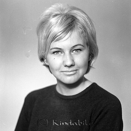 Maria Harling Enebygatan 12 Kisa
raja
Kvinna klädd i en mörk jumper 

raja
Maria Harling född 1947, dotter till Melker Harling bagare på Ruckmans konditori. En bror Andreas.
 Maria utbildade sig till barnmorska och bor i Stockholm.
 Källa: Studiegruppen hembygdsgården 
Nyckelord: Harling Kisa