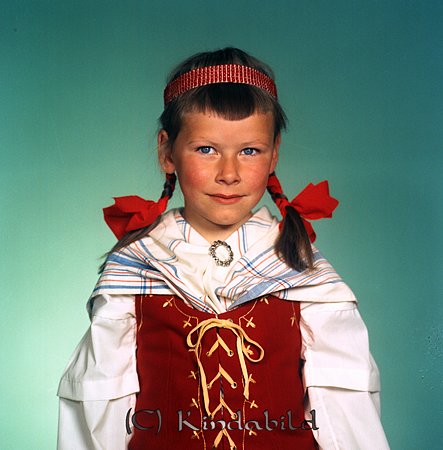 Margareta Nilsson Centralen Kisa
raja
Flicka klädd i folkdräkt

raja
Margareta Nilsson, dotter till Inger och Geisner Nilsson Kisa Centralkonditori 
Källa: Gerd Pettersson

Nyckelord: Nilsson Kisa