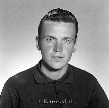 Håkan Pettersson Sandshult Kisa
raja
Man klädd i mörk tröja med krage   

Nyckelord: Pettersson Kisa