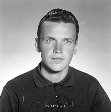 Håkan Pettersson Sandshult Kisa
raja
Man klädd i mörk tröja med krage   

Nyckelord: Pettersson Kisa