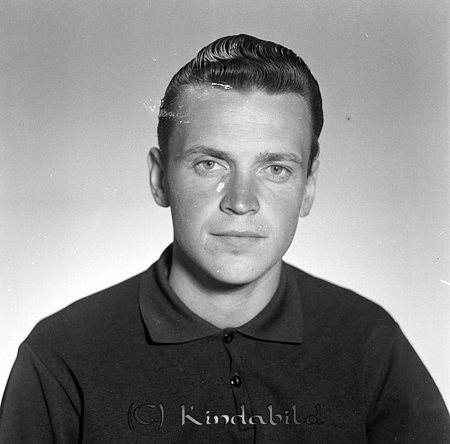 Håkan Pettersson Sandshult Kisa
raja
Man klädd i mörk tröja med krage   

Nyckelord: Pettersson Kisa