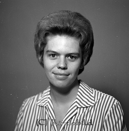 Gunbritt Svensson Kisa Hus A Kisa
raja
Kvinna klädd i randig blus   

raja
Gun-Britt Svensson född 1942, dotter till Ragnar och Karin Svensson.
Brodern heter Sven-Inge.
Hon gifte sig med Inge Johansson från Fubbetorp. Se föreg bild
Källa: Studiegruppen hembygdsgården 

Nyckelord: Svensson Kisa