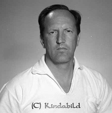 Åke Österberg Kisa
raja
Man klädd i ljus skjorta     

Nyckelord: Österberg Kisa