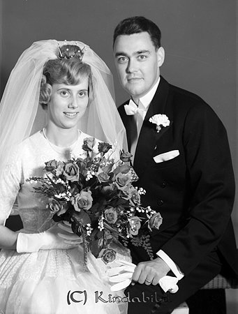 Rolf Modin Kisa
raja
Brudpar

raja
Rolf Oskar Modin född 1937 i Linköping, son till Alfred och Annie Modin. Alfred Modin var lärare i Kisa.
Bruden är Annika Monika Linnéa född 1938 i Linköping
1970 bodde Rolf och Annika Modin i Rönninge.
Källa: Folkräkning 1970 
Källa: Gerd Pettersson


Nyckelord: Modin Kisa