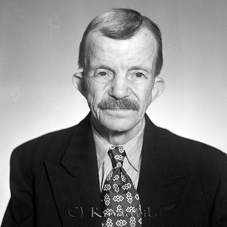 Gillis Svensson Harggatan 6 Kisa
raja
Man klädd i ljus skjorta slips och kavaj

raja
Gillis Svensson var född 1894 och bodde på Harggatan 6 i Kisa.
 Han var liten till växten. Arbetade som slaktare. Hade en bror Ragnar som bodde i Skankebo.
 Källa: Studiegruppen hembygdsgården 
Nyckelord: Svensson Kisa