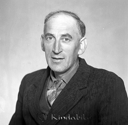 Gösta Samuelsson Råstorp Kisa
raja
Man klädd i skjorta slips och kavaj

raja
Kurt Alfons Gustav Samuelsson född 1910 i Kisa. Bodde i Grindstugan Råstorp. Han var gift med Maj född 1923 i Skänninge.
 De hade en dotter Anna, som gifte sig med Sundberg. Gösta som han kallades dog 2005.
 Källa: Studiegruppen hembygdsgården 
Nyckelord: Samuelsson Kisa