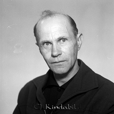Andersson Djursteds Handelsträdgård Kisa
raja
Man klädd i skjorta och kavaj

raja
Karl-Erik Andersson född 1914 i Kisa. Han var gift med Ingegerd
född 1922 i Södra Vi.
Han arbetade hos trädgårdsmästare Djurstedt.
1970 bodde de på �?stgötagatan 9 adress Handelsträdgården.
Karl Erik dog 1994 i Kisa.
Källa: Folkräkning 1970 och Sv dödbok 
Källa: Gerd Pettersson


Nyckelord: Andersson Kisa