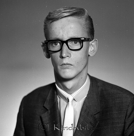 Åke Gran Järnvägsgatan Kisa
raja
Man klädd i randig skjorta slips och kavaj

raja
Åke Grahn född 1947 i Kisa, son till Hugo och Ingeborg Grahn. 
 1970 bodde han i Linköping
 Syskon: Inge, Ulla och Kerstin
 Källa: Studiegruppen hembygdsgården 
Nyckelord: Gran Kisa
