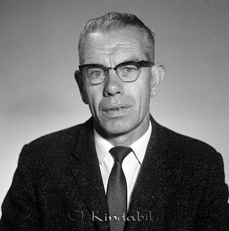 Simon Rydqvist
raja
Man klädd i skjorta slips och kavaj

raja
Simon Andreas Rydqvist född 1911 i Vårdsberg. Gift med Elly född 1914 i Kättilstad. De bodde i Rydsbord Södra Prästgatan 15 Kisa.
Källa: Folkräkning 1970
Källa: Gerd Pettersson


Nyckelord: Rydqvist
