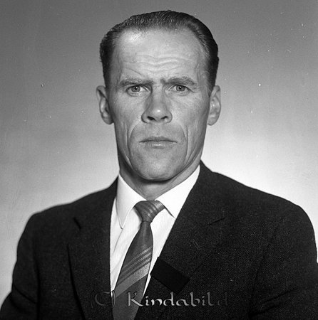 Sture Karlsson Lannäs Horn
raja
Man klädd i skjorta slips och kavaj

raja
Sture Karlsson född 1922 i Västra Husby. Han var gift med Vera Linnéa född 1927 i Locknevi. De hade två barn Elsa Ingrid Linnéa och Kerstin Viktoria födda i Horn 1954 resp 1958.
Källa: Folkräkning 1970 
Källa: Gerd Pettersson

Nyckelord: Karlsson Horn