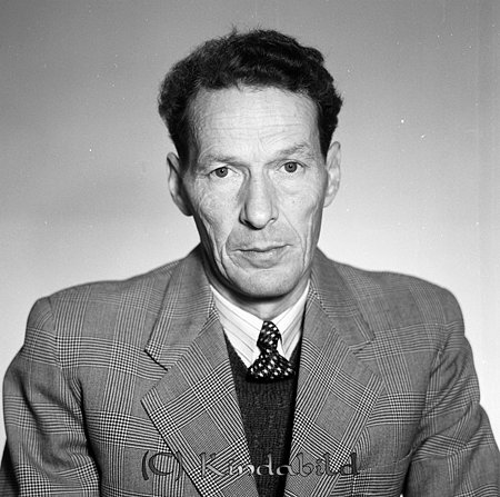 Helge Nilsson Kölefors
raja
Man klädd i skjorta slips och kavaj

raja
Helge Nilsson, son till Oskar Nilsson Rangkulla. Han var gift med Karin född 1922 i Skänninge.Hon arbetade natt under många år på Kindagård. De bodde i Froghult Västergård.
 Hans syskon var bl a Karin gift Daun, Anna i Vidåkra och Erik Nilsson i Önneborg Tjärstad.
 Källa: Studiegruppen hembygdsgården 

Nyckelord: Nilsson Kölefors