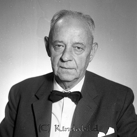 Holger Hagqvist Kisa
raja
Man klädd i skjorta fluga och kavaj

raja
Byggmästare Holger Hagqvist född 1897 i Kisa. Han var gift 1924 med Göta Elisabet född Johansson 1902 i Kisa.
 De bodde i Hagaborg Kisa. Han hade ingen bil utan åkte med sin moped. Byggde bl a Kisa lasarett på 1950-talet.
 Brodern hette Arthur.
 Källa: Folkräkning och Studiegruppen hembygdsgården 
Nyckelord: Hagqvist Kisa
