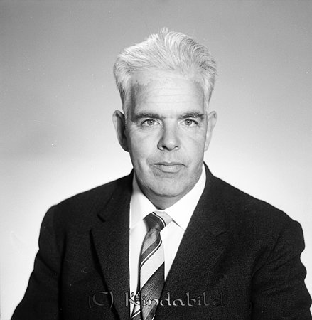 Arne Pettersson Skolgatan 4 Rimforsa
raja
Man klädd i skjorta slips och kavaj

raja
Lastbilsägare Arne Pettersson född 1915. Gift 1942 med Karin född Patriksson 1920 i Kisa.
Barn: Kjell född 1944
Marie född 1946
Sven-Olof född 1949
Källa: Folkräkning 1950 
Källa: Studiegruppen hembygdsgården

Nyckelord: Pettersson Rimforsa