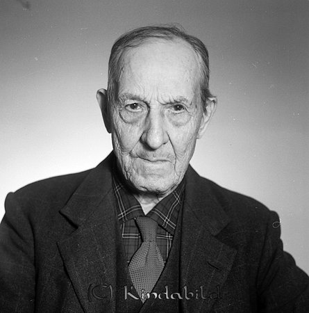 Oskar Nilsson Västra Eneby Kisa
raja
Man klädd i skjorta slips och kavaj

raja
Oskar Nilsson, f 1878-06-25 i Sandvikshult Tjärstad sn, d 1975-11-09 i Kisa sn på ålderdomshemmet. Arrendator i Aska Hägerstad sn och senare i Rangkulla V Eneby sn. Gift 1902-10-24 i Hägerstad sn med Maria Pettersson, f 1878-04-21 i Blåsebo u Stjärnevik, Oppeby sn, d 1969-02-03 i Kisa sn på ålderdomshemmet. 
Källa: magnusg. 

Nyckelord: Nilsson Kisa