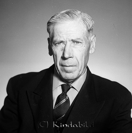 Johan Samuelsson Karlsnäs Box 772 Kisa
raja
Man klädd i skjorta slips och kavaj

raja
Johan Samuelsson var född 1886 i Kisa. Han var gift med Karin Maria Elisabet född Johansson 1896 i Söraby Kronobergs län.
1950 bodde i Kullerstad Mjellerum. 
Källa: Studiegruppen hembygdsgården

Nyckelord: Samuelsson Kisa