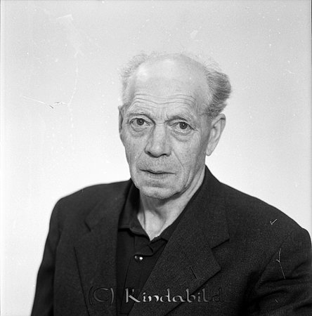 Arvid Karlsson Enebygatan 18 Kisa
raja
Man klädd i skjorta och kavaj

raja
Arvid var född 1898 i Tidersrum. 1930 gift med Alice född Öhr. De hade barnen Barbro född 1943 i Kisa och Tore.1950 bodde familjen i Näs Ulrika.
 Barnen tog namnet Arvidsson.
 Källa: Studiegruppen hembygdsgården och Folkräkning 1950 
Nyckelord: Karlsson Kisa