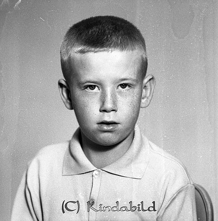 Kurt Aspegren Kisa
raja
Pojke klädd i ljus tröja med krage

raja
Kurt Aspegren född 1954, son till Allan och Märta Aspegren, Nygatan 11 Kisa.
Källa: Folkräkning 1970. 
Källa: Gerd Pettersson 

Nyckelord: Aspegren Kisa