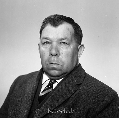 Rickard Nilsson Kisa
raja
Man klädd i skjorta slips och kavaj

raja
Rikard Nilsson bodde i Björkelund under Björke. Han var snickare.
Källa: Studiegruppen hembygdsgården. 
Nyckelord: Nilsson Kisa