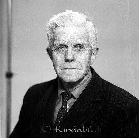 Gunnar Andersson Hagaborg Kisa
raja
Man klädd i skjorta slips och kavaj

raja
Gunnar Andersson bodde i ett litet rött hus i Hagaborg. Hustrun kom från Målen i Norra Vi.
 Gunnar skötte korna åt Kalle i Bäck. De hade en dotter.
 Källa: Studiegruppen hembygdsgården 
Nyckelord: Andersson Kisa