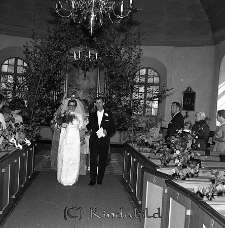 Lennart Andersson Kisa
raja
Brudpar på väg ut ur kyrkan    

Nyckelord: Andersson Kisa