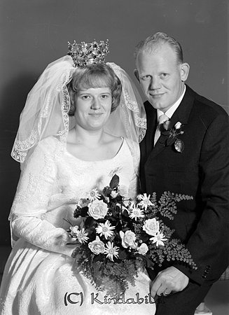 Lennart Svensson Flensburgsgatan 2 Ronneby
raja
Brudpar     

raja
Lennart Svensson född 1934 i Ronneby och Ester Karin Kristina född 1943-05-04 i Kisa. Bruden dotter till linjearbetare Karl Gustav Evert Karlsson och Dagmar Gudrun Elisabet född Svensson 1921 i Åtvid. Familjen bodde i Signehill Rimforsa.
Källa: Folkräkning 1970 och 1950 
Källa: Gerd Pettersson

Nyckelord: Svensson Ronneby