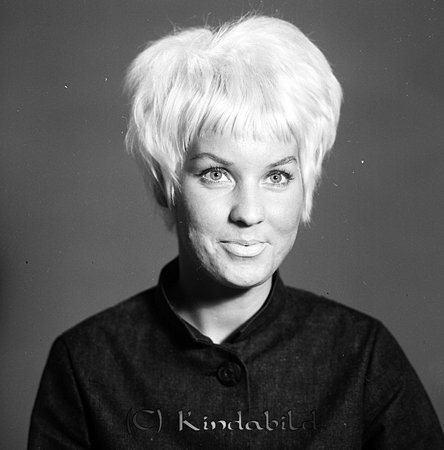 Anne-Marie Fors Kungsgatan 9 Kisa
raja
Kvinna klädd i mörk blus           

raja
Anne-Marie Fors född 1943, dotter till byggmästare Karl Olof Fors och Lilly Albertina född Nilsson 1915 i Norra Vi.
Sören född 1936
Maj-Britt född 1938
Leif född 1944
Ingrid född 1947
Familjen bodde i Bergdala Verveln
Källa: folkräkning 1950 
Källa: Gerd Pettersson


Nyckelord: Fors Kisa