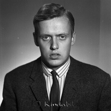 Gunnar Jonsson �?.EB. Kisa
raja
Man klädd i skjorta slips och kavaj  

Nyckelord: Jonsson Kisa