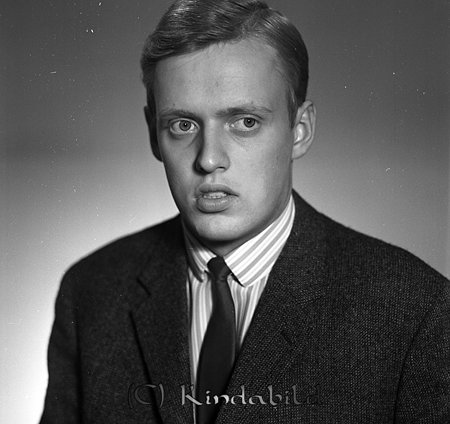 Gunnar Jonsson �?.EB. Kisa
raja
Man klädd i skjorta slips och kavaj  

Nyckelord: Jonsson Kisa