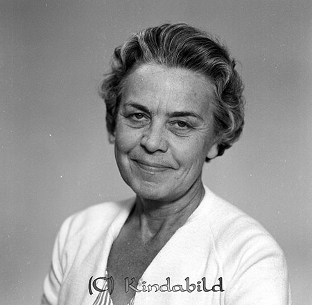 Fru Sandberg Forså Kisa
raja
Kvinna klädd i ljus tröja   
        
Detta är INTE Maria Veronica (Vera) Sandberg född Bexelius.
Det är Märta Sandberg född Ohlin. Märta var gift med Kurt V:son Sandbergs bror Victor Sandberg. Märta o Victor Sandberg hade inga barn.
raja
Maria Veronica Sandberg född Bexelius 1899 i Kisa, dotter till dr Bexelius Kisa sjukhus.
Hon var gift med Kurt Sture Viktor Sandberg född 1893 i Ljungby.
Sandberg var disponent vid Forså Pappersbruk i Kisa.
Familjen bodde i Solstugan Forså.
Barn:
Johan Gustaf Viktor född 1924 i Kisa, ingenjör
Nils Viktor Kurt född 1926 i Kisa, med kand
Axel Gunnar Vktir född 1933 i Kisa.
Källa: Folkräkning 1950 
Källa: Studiegruppen hembygdsgården


Nyckelord: Sandberg Kisa