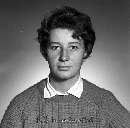 Elisabeth Hansson Fimongatan 11 Kisa
raja
Kvinna klädd i ljus blus under stickad tröja           

raja
Dotter till Oskar och Gunhild Johansson. 
Källa: Margareta Carlsson

Nyckelord: Hansson Kisa