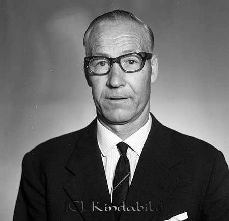 Sigurd Sleman Norrspång Hycklinge
raja
Man klädd i skjorta slips och kavaj  

raja
Sigurd Sleman född 1910 i Hycklinge. Gift 1938 med Märta Hedvig Charlotta född 1915 i Lofta.
Barn; Gunnar född 1943, Ingvar född 1956 enl Folkräkning 1970 
Källa: Gerd Pettersson 

LaSa20240118: Enligt samtal med Ingvars hustru Agnetha var barnen sex; Harry, Gunnar, Uno, Elisabeth, Gun-Britt och Ingvar.

Nyckelord: Sleman Hycklinge